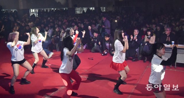21일 오후 서울 중앙대학교 체육관에서 열린 ‘제4회 K-POP 경연대회’에서 외국인 유학생들이 열정적인 공연을 펼치고 있다.