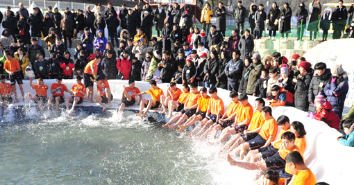 강원도의 청정 자연을 마음껏 느껴볼 수 있는 화천 산천어 축제. 사진제공｜코레일관광개발