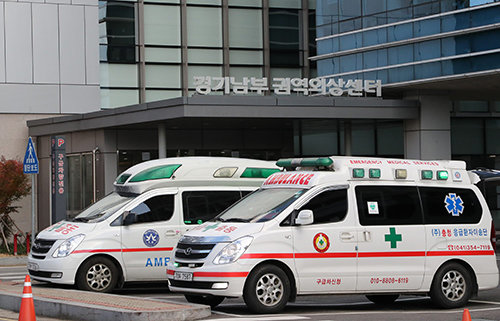 아주대병원 경기남부권역외상센터 앞에 구급차가 서 있는 모습.