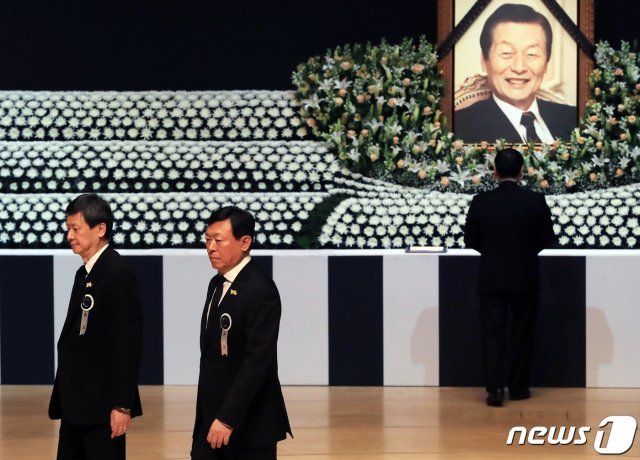 신동빈 롯데그룹 회장과 신동주 SDJ코퍼레이션 회장이 22일 오전 서울 송파구 롯데월드몰 콘서트홀에서 엄수된 고 신격호 롯데그룹 명예회장의 영결식에서 헌화 후 나란히 이동하고 있다. 2020.1.22/뉴스1 © News1