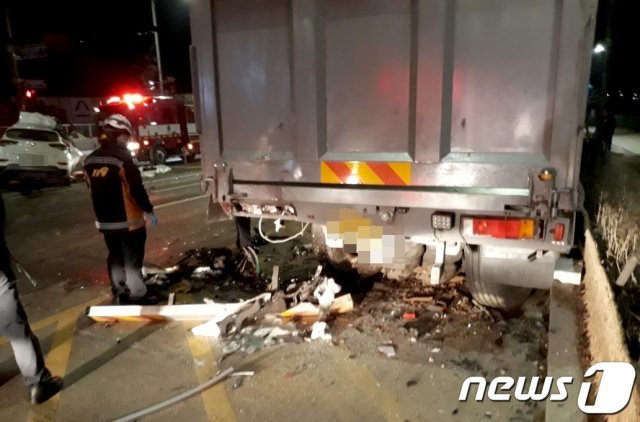 22일 오전 1시 40분쯤 경기 김포시 양촌읍 구래리의 한 4차선 도로에서 장교와 병사가 탄 SUV가 갓길에 주차된 20톤 트럭을 들이받았다. 이 사고로 조수석에 타고 있던 A병사(22)가 숨지고 운전을 하고 있던 B장교(24)가 귀 등을 다쳐 인근병원에서 치료를 받고 있다.경기소방본부제공)2020.1.22/뉴스1 © News1