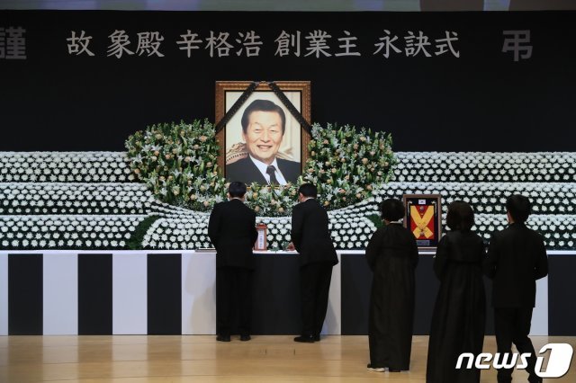 신동빈 롯데그룹 회장과 신동주 SDJ코퍼레이션 회장이 22일 오전 서울 송파구 롯데월드몰 콘서트홀에서 엄수된 고 신격호 롯데그룹 명예회장의 영결식에서 헌화를 하고 있다. © News1