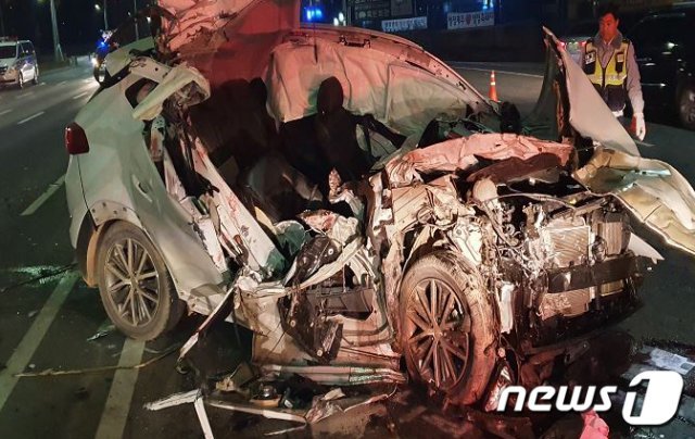 22일 오전 1시 40분쯤 경기 김포시 양촌읍 구래리의 한 4차선 도로에서 장교와 병사가 탄 SUV가 갓길에 주차된 20톤 트럭을 들이 받았다. (경기소방본부제공)2020.1.22/뉴스1 © News1