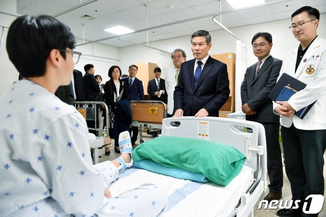 정경두 국방부 장관이 2일 경기 성남시 국군수도병원을 방문해 입원장병들을 위문하고, 연휴 간 국민과 장병 안전을 위한 응급진료 지원체계를 확인하고 있다. (국방부 제공) 2019.2.2/뉴스1 © News1