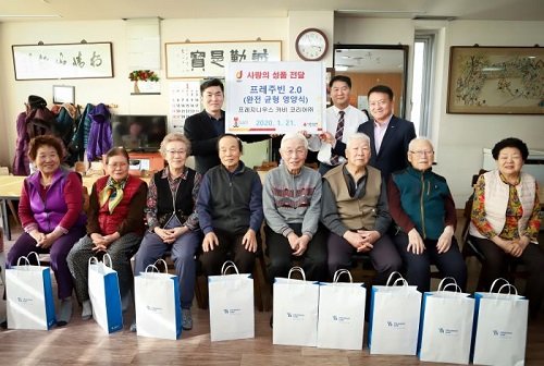 프레지니우스카비코리아 박주호 대표가 김창수 서울 중구 광희동장과 중구 광희동 어르신들을 만나 프레주빈 제품을 전달했다.