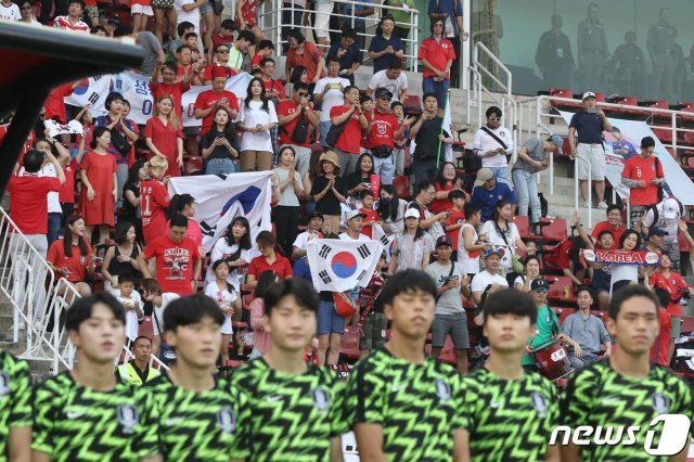19일 오후(현지시간) 태국 방콕 탐마삿 스타디움에서 열린 ‘2020 아시아축구연맹(AFC) U-23 챔피언십’ 대한민국과 요르단과의 8강전을 찾은 대한민국 응원단이 열띤 응원전을 펼치고 있다.© News1