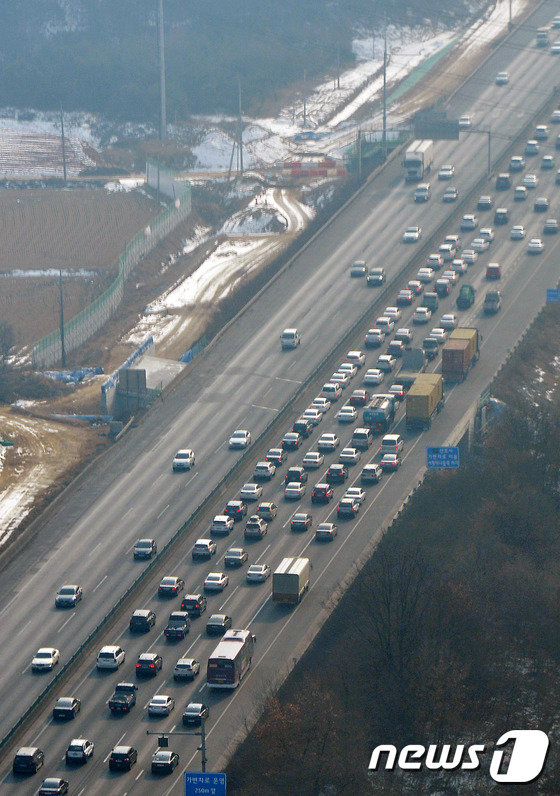 설 연휴를 하루 앞두고 고향을 향하는 많은 차량이 서해안 고속도로를 달리고 있다. 뉴스1