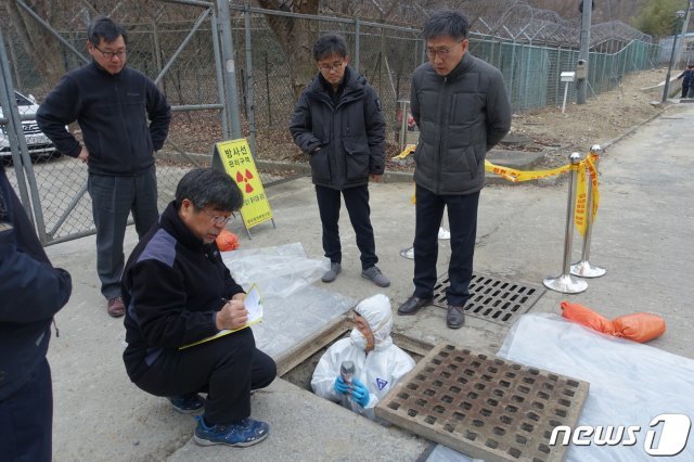 한국원자력연구원 직원들이 세슘 검출 원인 분석을 위해 내부 정밀조사를 진행하고 있다.(연구원 제공)© 뉴스1