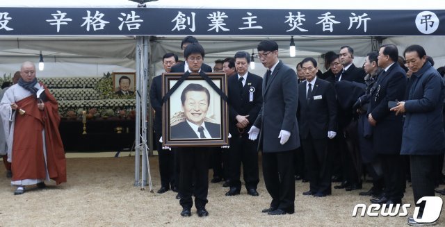 22일 오후 울산시 울주군 삼동면 롯데별장에서 고 신격호 롯데그룹 명예회장 노제를 마치고 운구행렬이 장지로 향하고 있다. 2020.1.22/뉴스1 © News1