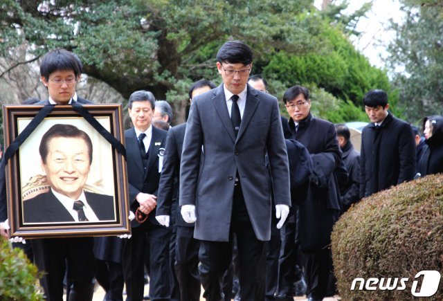 22일 오후 롯데그룹 창업주 고 신격호 전 명예회장의 유가족들이 고인의 영정을 들고 울산 둔기리 빈소로 이동하고 있다. 2020.1.22/뉴스1 © News1