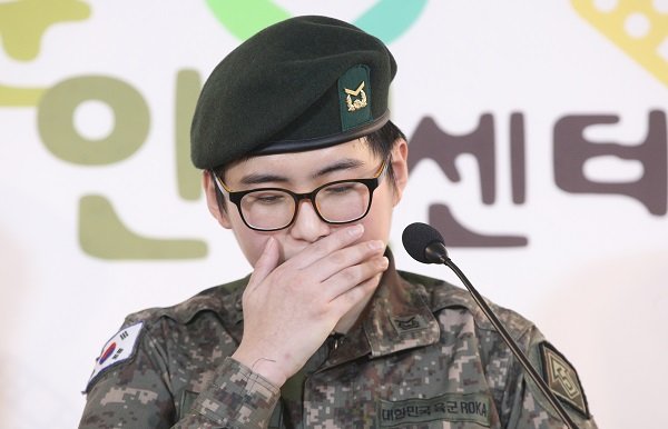 휴가 중 해외에서 성전환 수술을 받고 돌아온 육군 부사관 변희수 하사가 22일 오후 서울 마포구 노고산동 군인권센터에서 군의 전역 결정과 관련한 기자회견을 갖고 있다. 사진=뉴스1