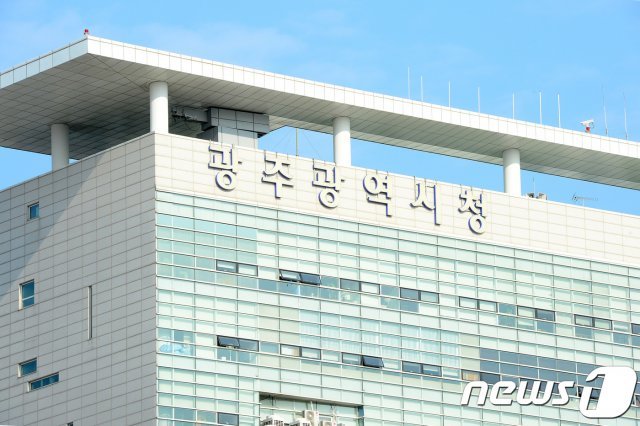 배우 김승현의 어머니가 5·18 당시 실종된 남동생을 찾기 위해 광주시청을 찾아 5·18 행불자 찾기 사업으로 혈액 채취를 신청했다. 뉴스1 DB