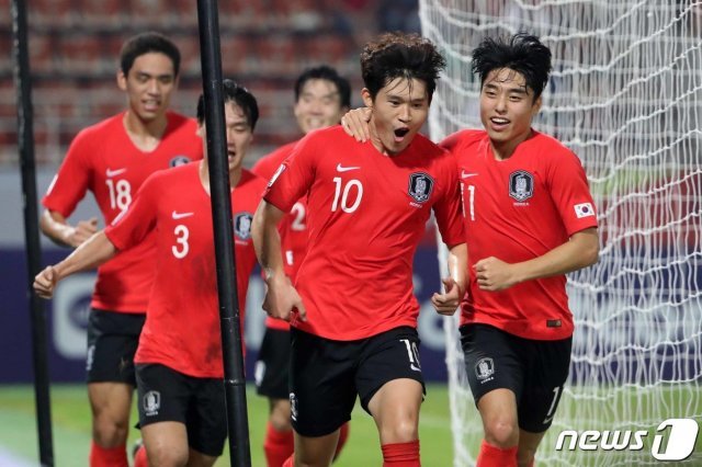 대한민국 U-23 대표팀 이동경(오른쪽 두 번째)이 22일 오후(현지시간) 태국 방콕 탐마삿 스타디움에서 열린 ‘2020 아시아축구연맹(AFC) U-23 챔피언십’ 호주와의 4강전에서 추가 득점에 성공한 뒤 동료들과 함께 기뻐하고 있다. 2020.1.22/뉴스1 © News1