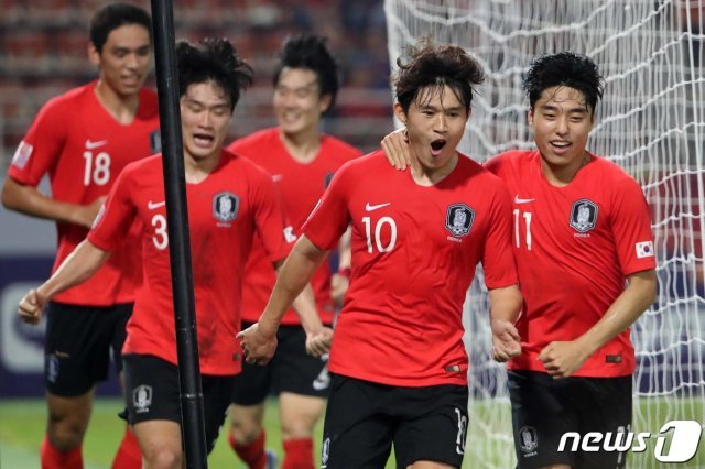 대한민국 U-23 대표팀 이동경(오른쪽 두 번째)이 22일 오후(현지시간) 태국 방콕 탐마삿 스타디움에서 열린 ‘2020 아시아축구연맹(AFC) U-23 챔피언십’ 호주와의 4강전에서 추가 득점에 성공한 뒤 동료등과 함께 기뻐하고 있다. 2020.1.22/뉴스1 © News1