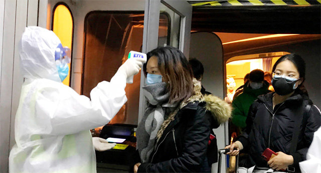 우한서 온 비행기 내리자마자 발열 체크 중국에서 발생한 이른바 ‘우한 폐렴’이 전 세계로 퍼지면서 각국은 확산을 막기 위해 비상 체제에 돌입했다. 22일 중국 베이징 국제공항에서 의료 당국 관계자들이 후베이성 우한에서 온 승객들의 체온을 확인하고 있다. 중국 당국은 이날 홍콩, 마카오, 대만을 포함해 우한 폐렴 확진 환자가 544명으로 늘었다고 밝혔다. 베이징=AP 뉴시스