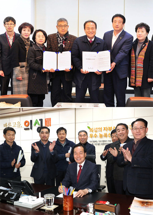 대구 경북 통합 신공항 이전지 선정 주민투표 결과를 공표한 22일 경북 군위군(위쪽 사진)과 의성군이 각각 국방부에 제출할 공항 유치 신청서를 작성하고 기념촬영을 했다. 군위군은 단독 후보지인 우보면을, 의성군은 공동 후보지인 군위군 소보면, 의성군 비안면에 대한 유치 신청서를 따로 작성했다. 군위군·의성군 제공