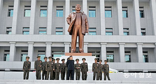 2012년 10월 국가보위성 청사를 방문한 김정은이 간부들과 함께 구내에 새로 세운 김정일 동상을 둘러보고 있다. 동아일보DB