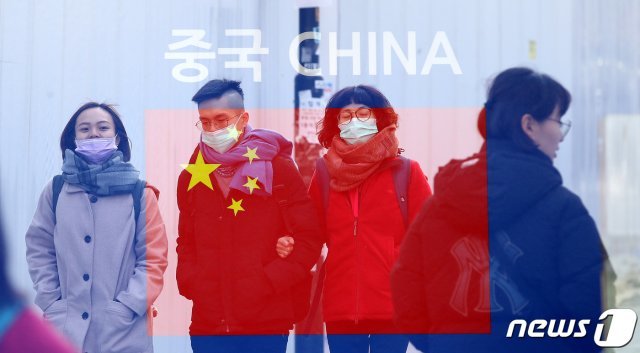 신종 코로나바이러스에 의한 중국발 ‘우한(武漢) 폐렴’이 확산하면서 이에 따른 공포감이 흐르고 있다. 22일 오후 서울 명동거리를 찾은 관광객들이 마스크를 쓴 채 관광을 하고 있다.  (사진은 다중노출 촬영) 2020.1.22/뉴스1 © News1