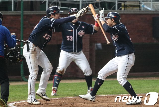두산 베어스의 예비 FA 선수들. 왼쪽부터 허경민, 최주환, 정수빈. /뉴스1 © News1