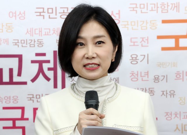 23일 오전 서울 여의도 국회에서 열린 자유한국당 영입인사 환영식에서 이미지전략가 허은아 대표가 인사말을 하고 있다. 사진=뉴스1