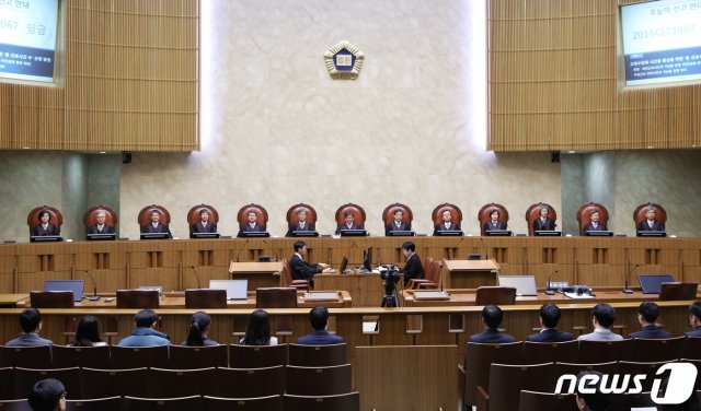 김명수 대법원장을 비롯한 대법관들이 22일 오후 서울 서초구 대법원에서 열린 전원합의체 선고에 참석하고 있다. 2020.1.22/뉴스1 © News1