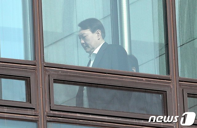 (서울=뉴스1) 윤석열 검찰총장이 23일 오후 서울 서초동 대검찰청에서 점심식사를 하기 위해 이동하고 있다.  한편 법무부는 이날 고검 검사급(차장·부장급) 257명, 일반검사 502명 등 검사 759명에 대한 인사를 다음달 3일자로 단행했다. 지난 13일자 검찰 고위간부 인사에 이은 추미애 법무부 장관의 2차 검찰 인사다.  2020.1.23/뉴스1