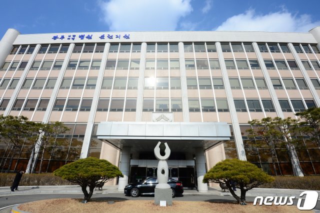 광주지법은 23일 살인혐의로 구속 기소된 서모씨(61)에게 징역 12년을 선고했다. 사진은 광주지방법원 순천지원. © News1