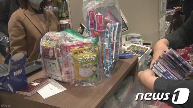 일본 나리타 공항에서 마스크를 대량으로 구매하는 중국인 관광객. (NHK 캡처)