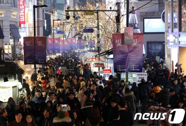 서울 중구 명동거리. (자료사진) 2017.12.24/뉴스1 © News1