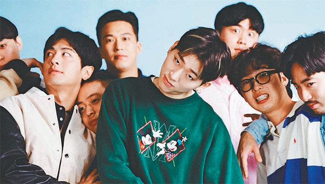 싱어송라이터 지코(가운데)가 화제가 된 신곡 ‘아무노래’의 뮤직 비디오 촬영장에서 찍은 사진. 그를 둘러싼 이들은 지코의 실제 친구들로, 이번 뮤직비디오의 파티 장면에도 같이 출연했다. KOZ엔터테인먼트 제공