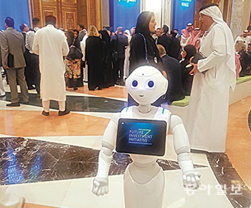 지난해 10월 29∼31일 사우디아라비아 수도 리야드에서 열린 ‘미래투자이니셔티브(FII)’ 행사장에 서 있는 안내용 로봇. 리야드=이세형 특파원 turtle@donga.com