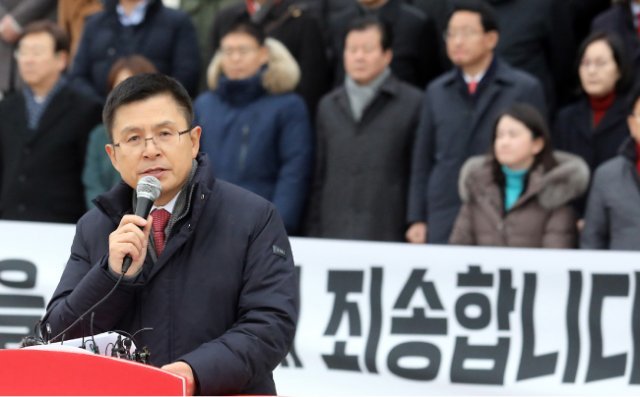황교안 자유한국당 대표가 1월 2일 국회 본청 계단 앞에서 새해 국민들께 드리는 인사말을 하고 있다. [뉴시스]