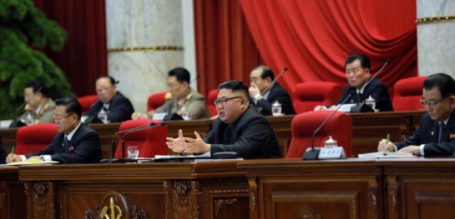 김정은 북한 국무위원장은 지난해 12월 27일부터 나흘간 개최된 노동당 중앙위원회 제7기 제5차 전원회의에서 “미국이 적대시 정책을 끝까지 추구한다면 비핵화는 영원히 없을 것”이라고 말했다. [노동신문]