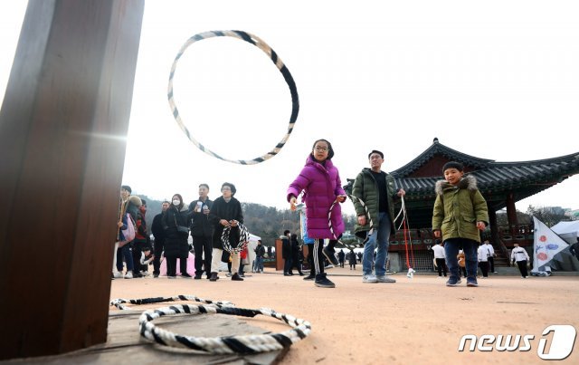 설날인 25일 오후 서울 중구 남산골 한옥마을에서 시민들이 고리던지기를 하고 있다. © News1