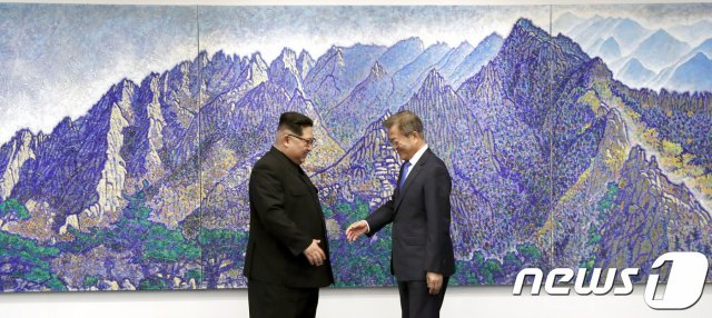 2018년 4월27일 문재인 대통령과 김정은 북한 국무위원장이 판문점 평화의 집 금강산 그림 앞에서 악수하고 있다. © News1