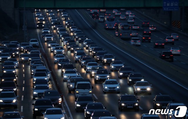 설 명절인 25일 오후 경기도 용인시 기흥구에서 바라본 경부고속도로가 귀성·귀경 차량들로 붐비고 있다. © News1
