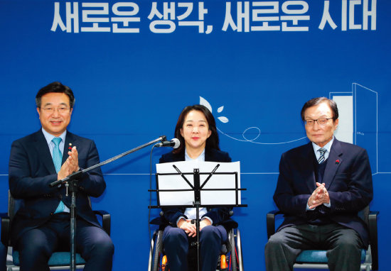 더불어민주당은 지난해 12월 26일 2020년 총선을 대비한 ‘영입 인재 1호’로 최혜영 한국 장애인식개선교육센터 센터장(40??·??가운데)을 발탁했다. [동아DB]
