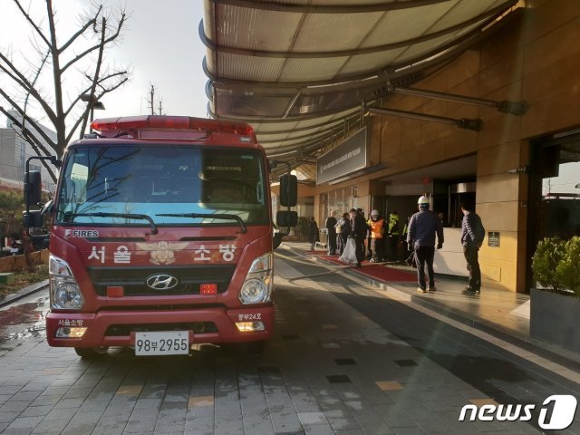 26일 오전 4시50분쯤 서울 중구 장충동의 그랜드 앰배서더 호텔 지하에서 원인을 알 수 없는 화재가 발생해 호텔 투숙객과 직원 등 580여명이 대피하고 50여명이 연기흡입 등으로 병원에 옮겨졌다. © News1