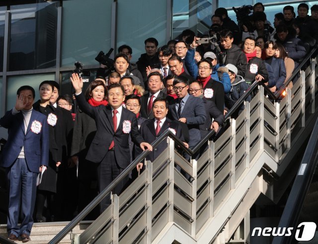 황교안 자유한국당 대표와 심재철 원내대표가 23일 오전 서울역에서 설 귀성 인사를 하고 있다. 2020.1.23/뉴스1 © News1
