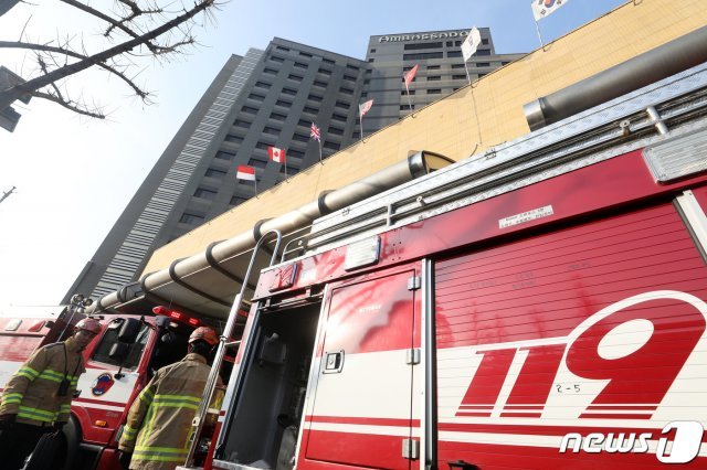 설 연휴인 26일 오전 4시 40분쯤 서울 중구 장충동 그랜드 앰배서더 호텔에 지하에서 원인을 알 수 없는 화재가 발생했다. 화재로 호텔 투숙객과 직원 등 580여명이 대피하고 50여명이 연기흡입 등으로 병원에 옮겨졌으며 큰 피해는 없는 것으로 알려졌다. 2020.1.26/뉴스1 © News1