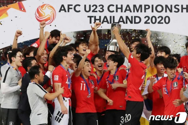 대한민국 U-23 대표팀이 26일 오후(현지시간) 태국 방콕 라자망갈라 스타디움에서 열린 ‘2020 아시아축구연맹(AFC) U-23 챔피언십’ 사우디 아라비아와의 결승전에서 1:0으로 우승을 차지한 뒤 우승컵을 들어올리고 있다. 이날 U-23 대표팀은 이 대회 사상 첫 우승을 차지하며 대회 3위까지 주어지는 2020 도쿄올림픽 출전권에 이어 우승 트로피까지 들어올리게 됐다. 2020.1.27/뉴스1 © News1
