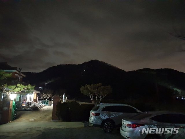 26일 오후 8시 47분께 충남 공주시 반포면 하신리 산2-9번지 일대 야산에서 발생한 산불이 6시간 여만인 27일 오전 3시 
5분께 진화됐다. 불이 나자 소방당국, 공주시 공무원, 의용소방대, 군인 등 900여명이 현장에 투입됐다. 사진은 27일 오전 
2시경 불이 거의 진화된 하신리 산2-9번지 야산 전경. ﻿【공주=뉴시스】