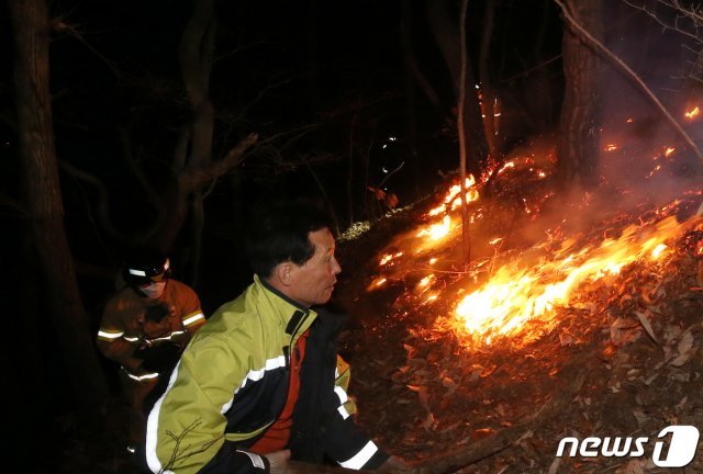 26일 오후 8시 48분께 충남 공주시 반포면 하신리 계룡산국립공원 고청봉 일원에서 산불이 발생했다. 소방관들과 공주시 의용소방대원들이 산불 진화를 하고 있다.2020.1.27/뉴스1 © News1