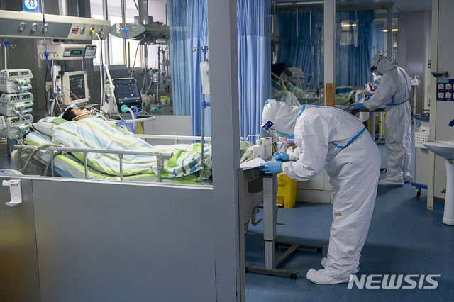 중국에서 신종 코로나바이러스로 인한 우한 폐렴이 확산하고 있는 가운데 후베이성 우한시의 한 병원 중환자실에서 24일 의료진이 환자를 치료하고 있다. 사진=뉴시스