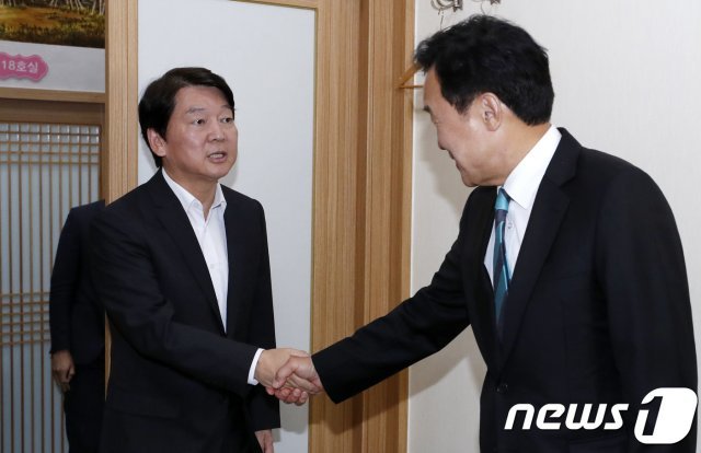 안철수 바른미래당 전 의원(왼쪽)과 손학규 대표. 2018.6.15/뉴스1 © News1