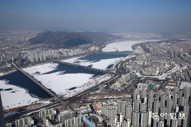 2017년 22일 서울 송파구 잠실 롯데월드타워에서 내려다본 언 한강 위로 눈이 하얗게 쌓여있습니다. 전영한 기자 scoopjyh@donga.com