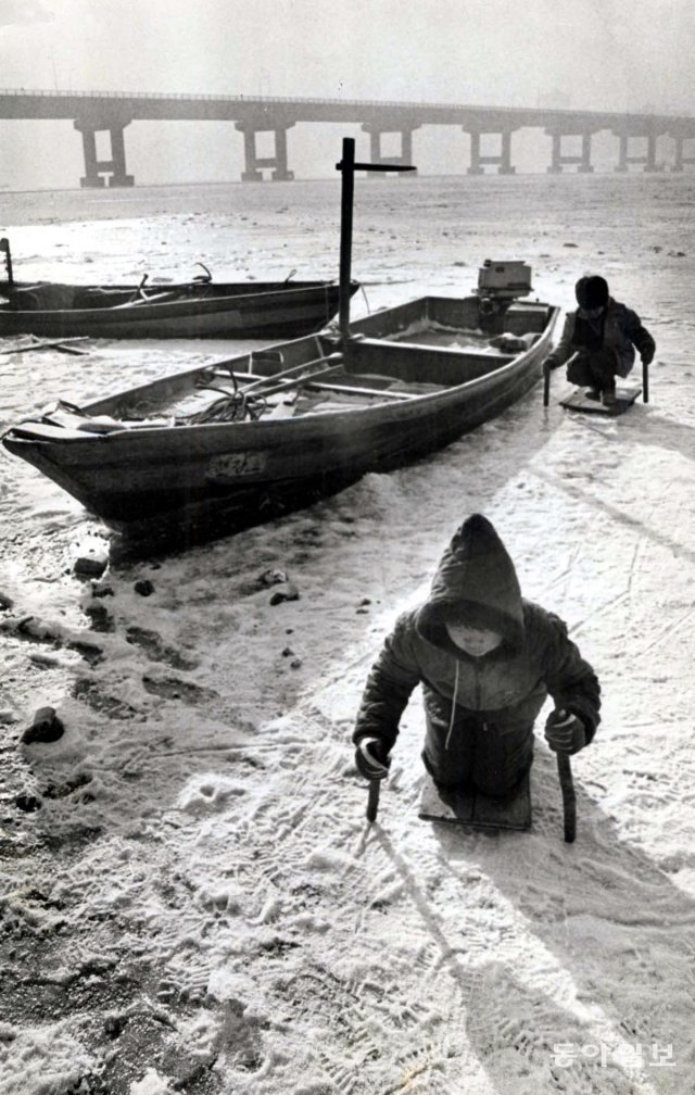 1985년 얼어붙은 한강에서 썰매를 타는 아이들. 동아일보DB