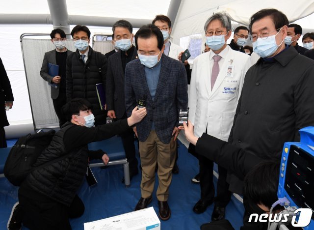 정세균 총리가 서울 동작구 보라매병원을 찾아 신종 코로나바이러스 감염대응을 점검하고 있다.