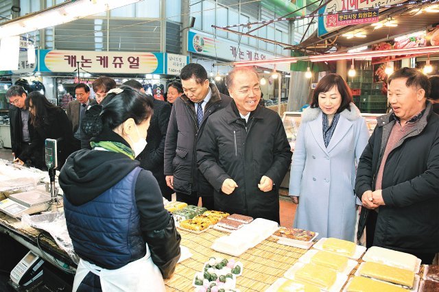 소진공 조봉환 이사장(가운데)이 3일 ‘신년맞이 지역활력 증진 캠페인’의 일환으로 대전 중리전통시장을 찾아 시장 상인들과 이야기를 나누고 있다.