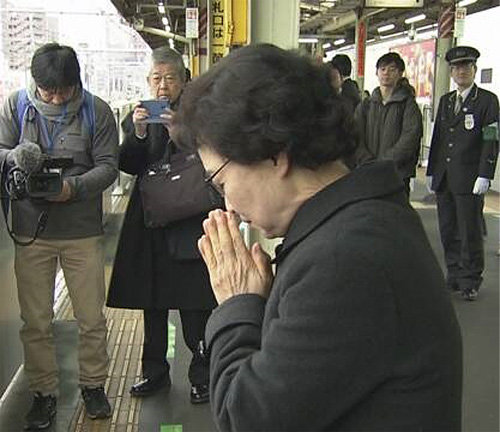 2001년 지하철 철로에 떨어진 일본인 취객을 구하려다 숨진 이수현 씨의 모친 신윤찬 씨가 26일 일본 도쿄 신오쿠보역의 사고 현장을 찾아 아들을 추모하고 있다. 사진 출처 NHK 홈페이지